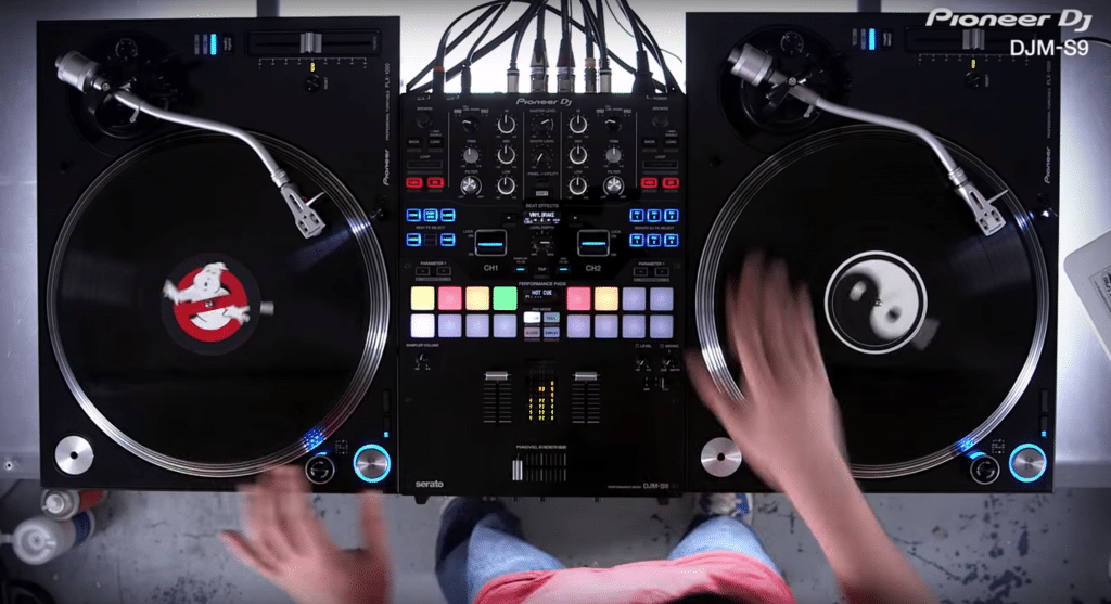 Comment bien choisir un contrôleur DJ ?
