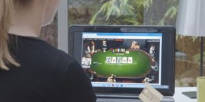 jeune femme jouant casino en ligne